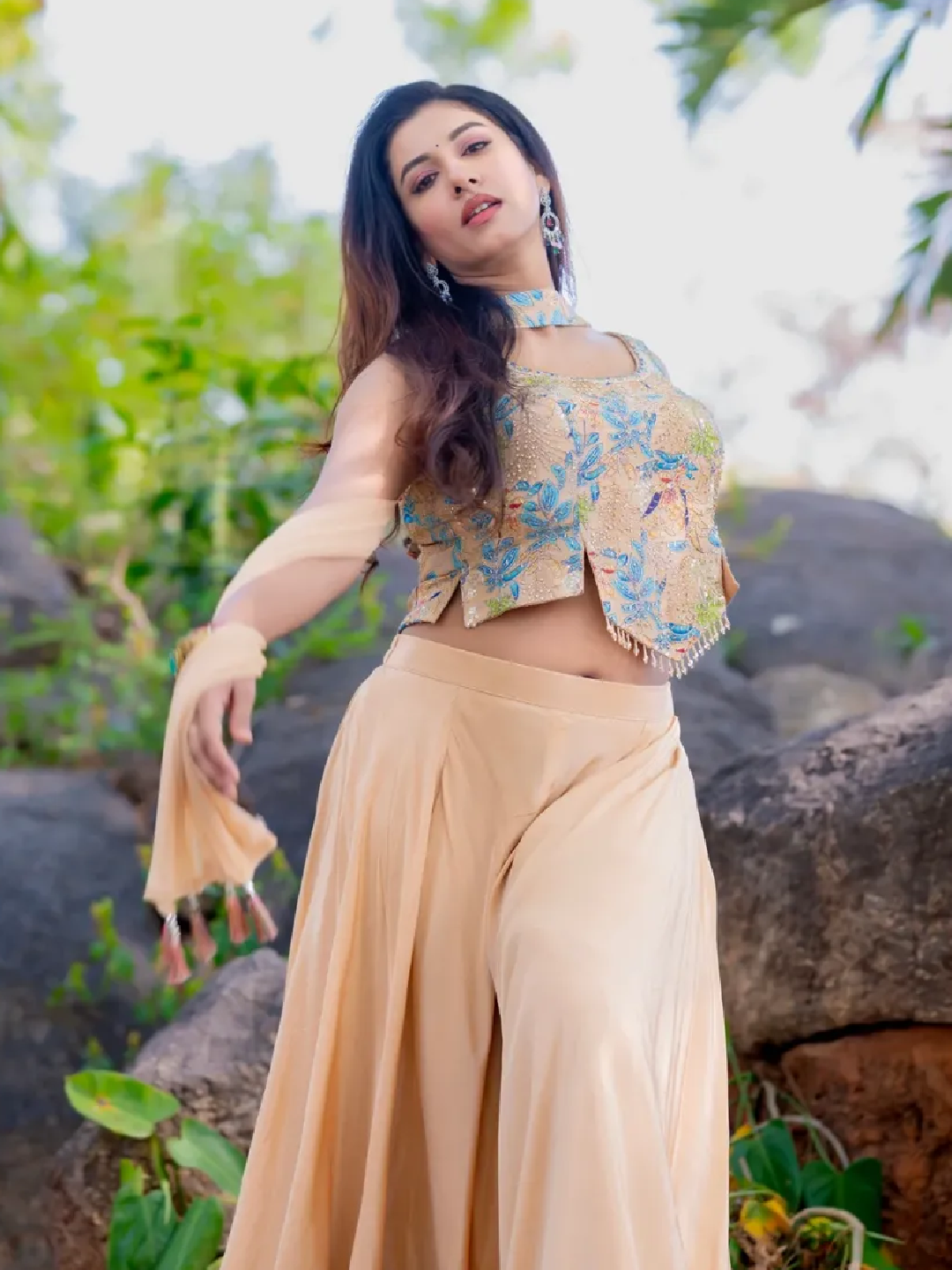 Anchor vishnu priya cute photos viral
