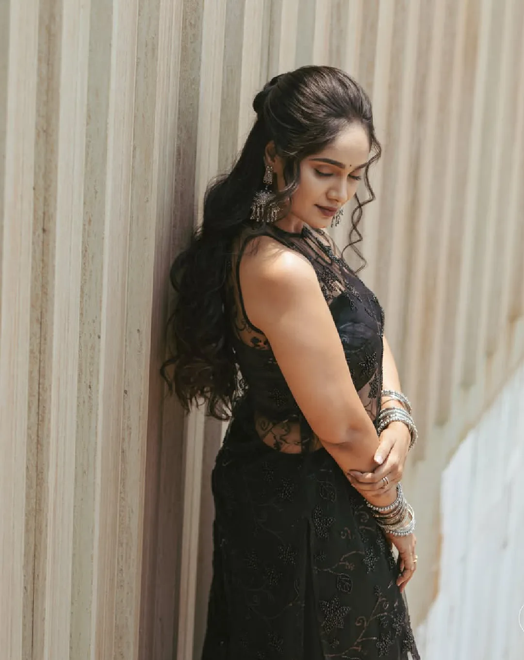 Bigg boss fame amardeep wife tejaswini gowda standing photos
