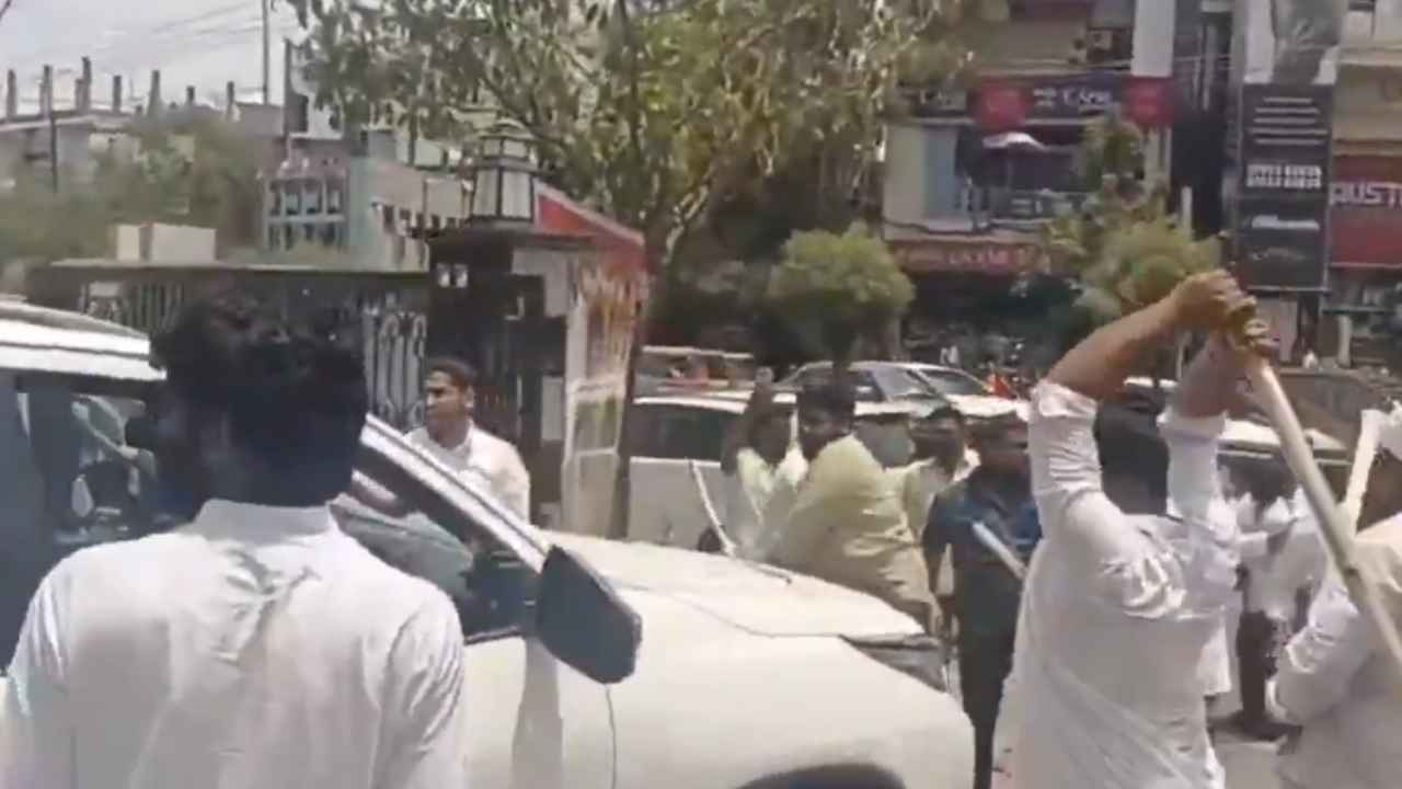 Bjp Vs Brs: కౌశిక్ రెడ్డిపై దాడికి యత్నం.. కరీంనగర్ లో టెన్షన్ టెన్షన్.. బీజేపీ వర్సెస్ బీఆర్ఎస్..