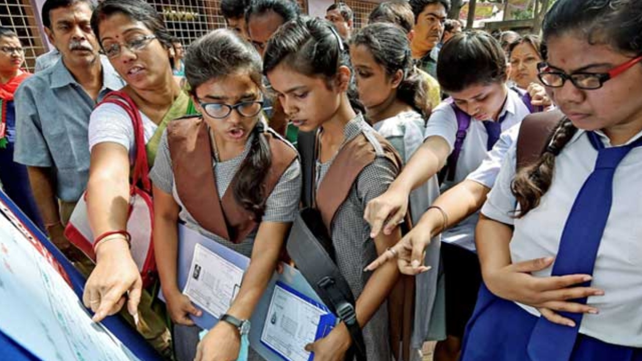 CBSE 12th Result 2026 : కొంపముంచిన నూతన విధానం.. గగ్గోలు పెడుతున్న సీబీఎస్ఈ విద్యార్థులు.. ఆన్-స్క్రీన్ మార్కింగ్ విధానంపై విమర్శల వెల్లువ