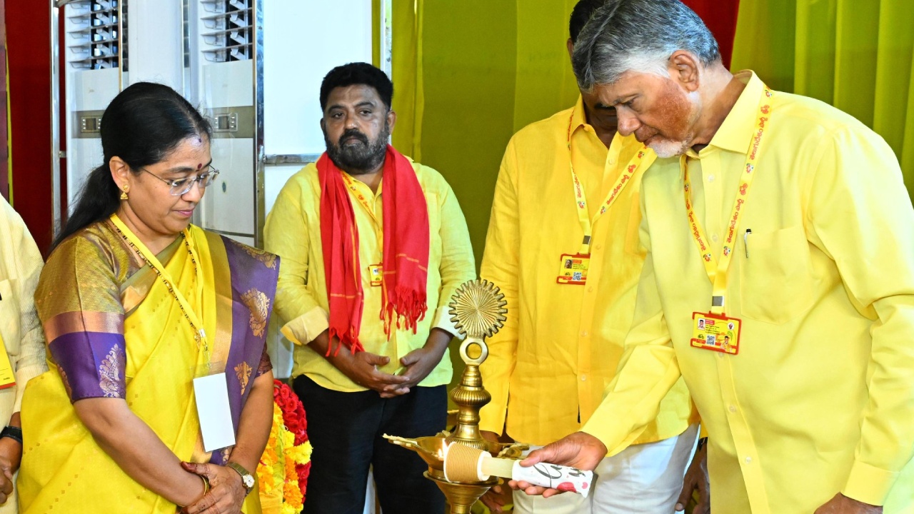 TDP Mahanadu : పేదలకు కావాల్సింది సంక్షేమం.. గొడ్డలివేట్లు కాదు.. మహానాడులో సీఎం చంద్రబాబు.. కార్యకర్తలకు స్వీట్ వార్నింగ్..