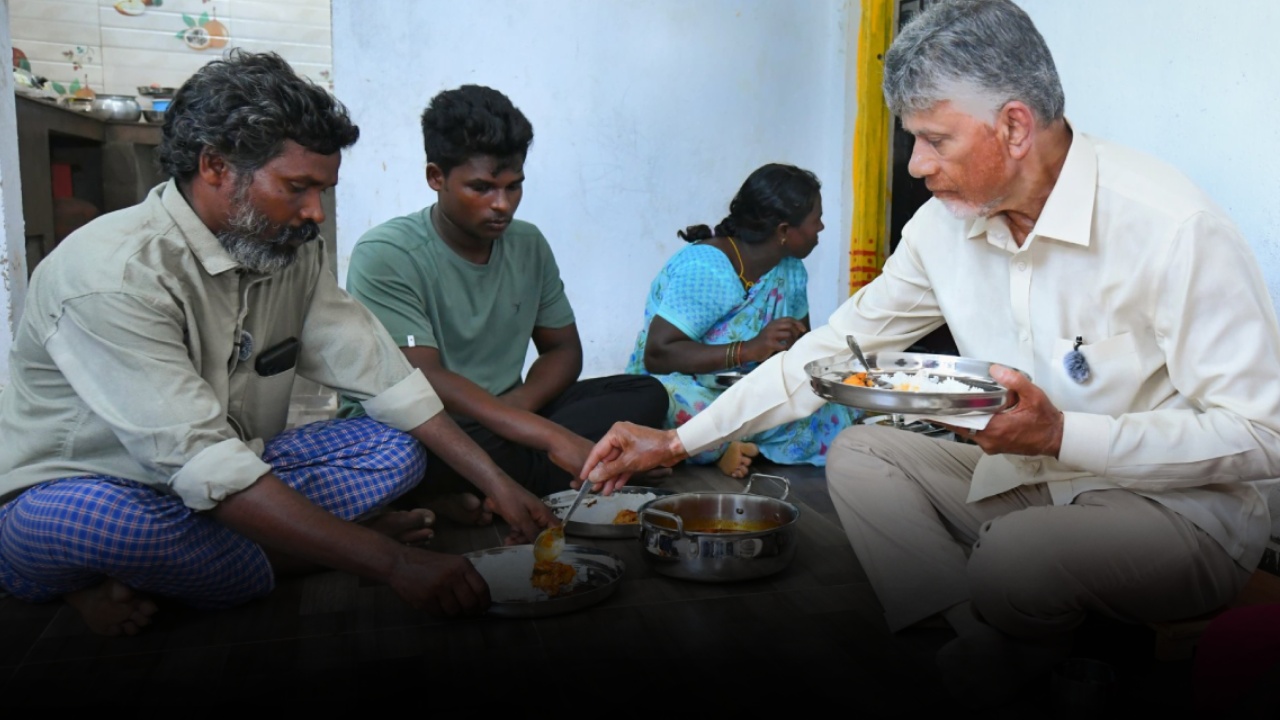Chandrababu Naidu : మత్స్యకారుడి ఇంటికెళ్లి.. చేపలకూరలో గరిట తిప్పి.. అక్కడే భోజనం చేసిన చంద్రబాబు.. ఫొటోలు వైరల్