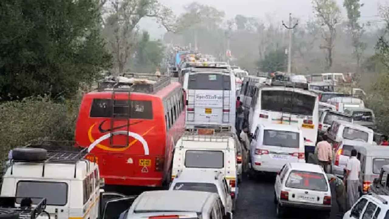 Char Dham Yatra: చార్ ధామ్.. ట్రాఫిక్ జామ్.. 30 కిలోమీటర్ల మేర నిలిచిన వాహనాలు