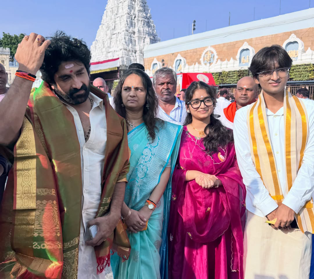 Choreographer Sekhar Master visited Tirumala along with his family (1)