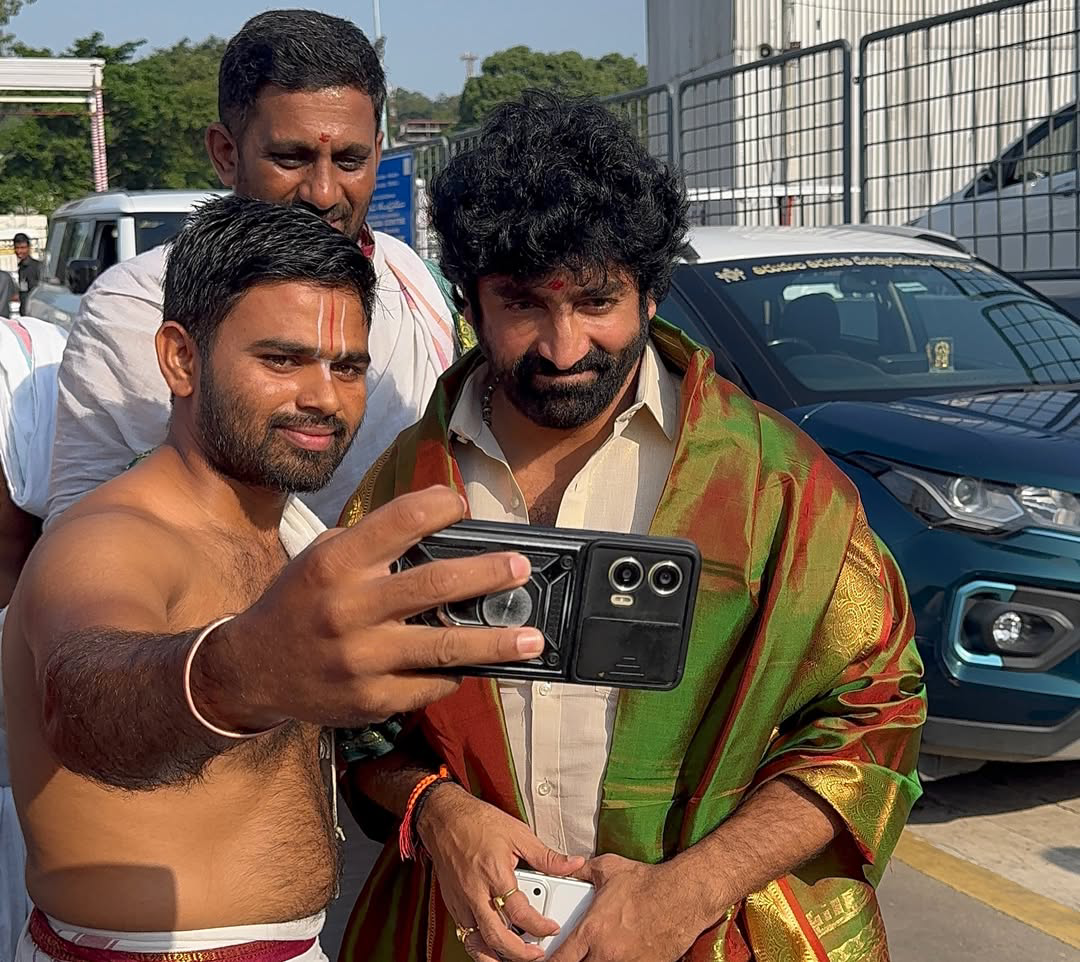 Choreographer Sekhar Master visited Tirumala along with his family (1)