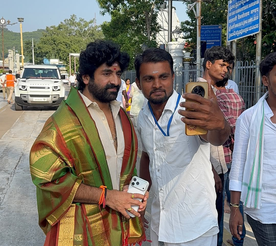 Choreographer Sekhar Master visited Tirumala along with his family (1)