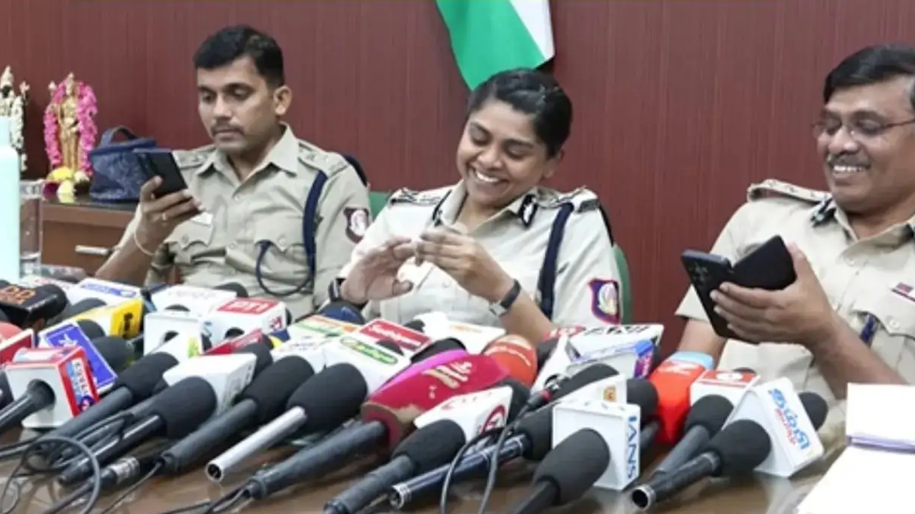 Coimbatore Murder Case : ఇదేం ప్రవర్తన.. బాలిక హత్య కేసుపై మీడియా సమావేశం.. గోళ్లు గిల్లుకుంటూ.. నవ్వుతూ కనిపించిన పోలీస్ అధికారిని.. వీడియో వైరల్..  విమర్శలు వెల్లువ..