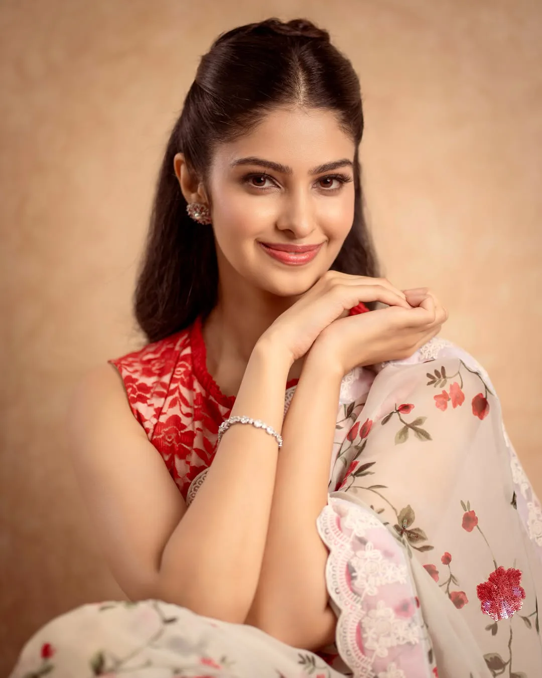 Former Miss India Manasa Varanasi Stunning Photos in a Saree Go Viral