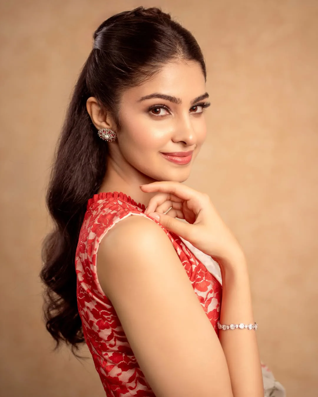 Former Miss India Manasa Varanasi Stunning Photos in a Saree Go Viral