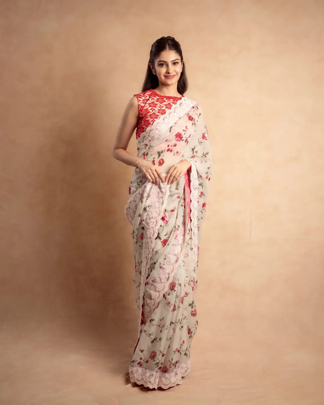 Former Miss India Manasa Varanasi Stunning Photos in a Saree Go Viral