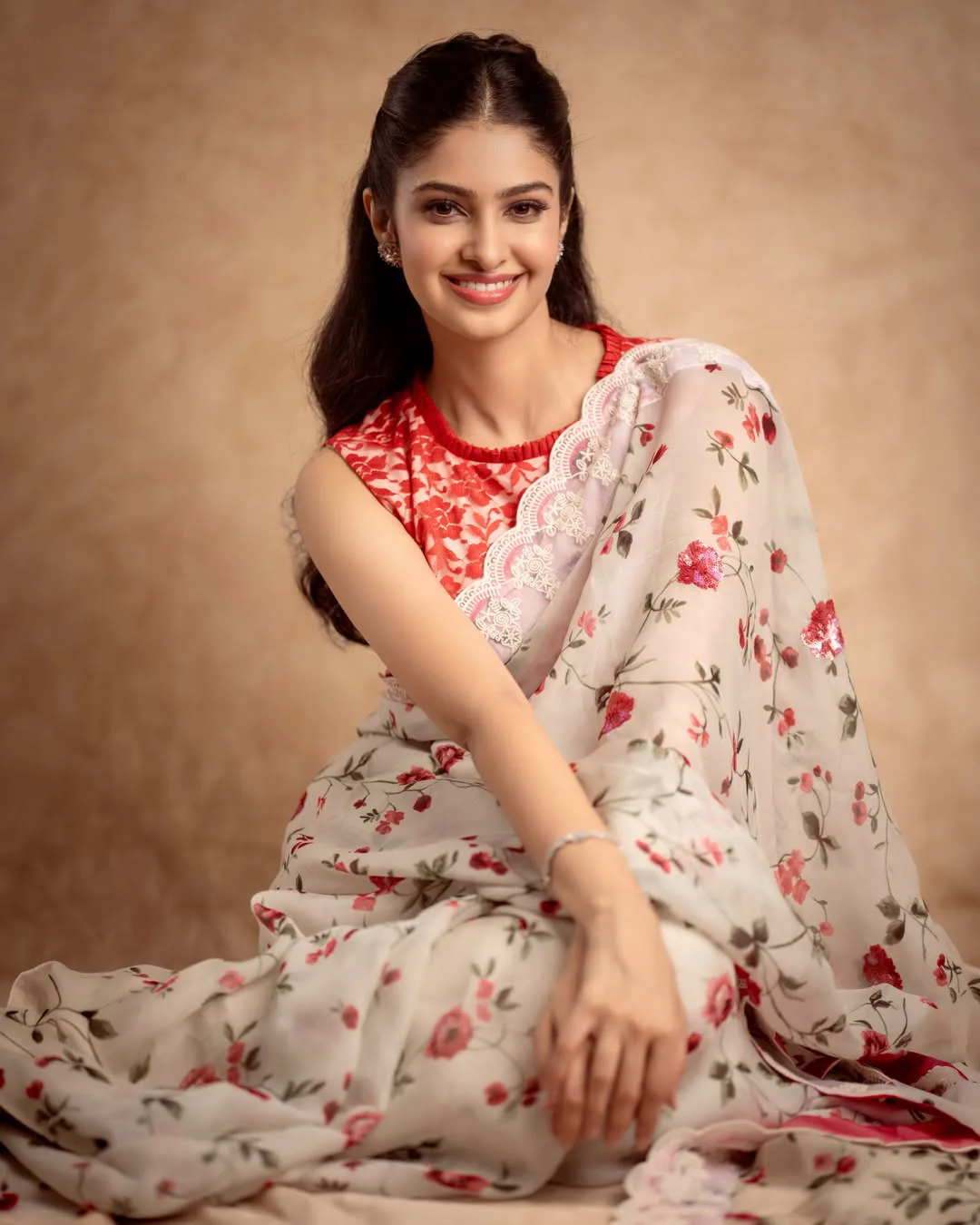Former Miss India Manasa Varanasi Stunning Photos in a Saree Go Viral