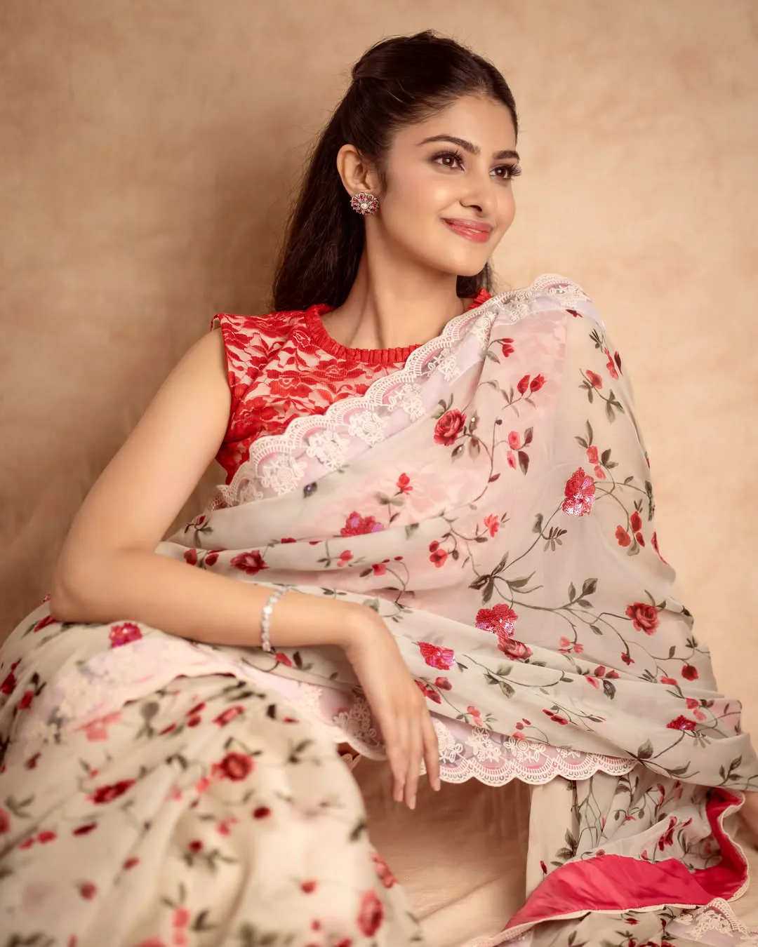 Former Miss India Manasa Varanasi Stunning Photos in a Saree Go Viral