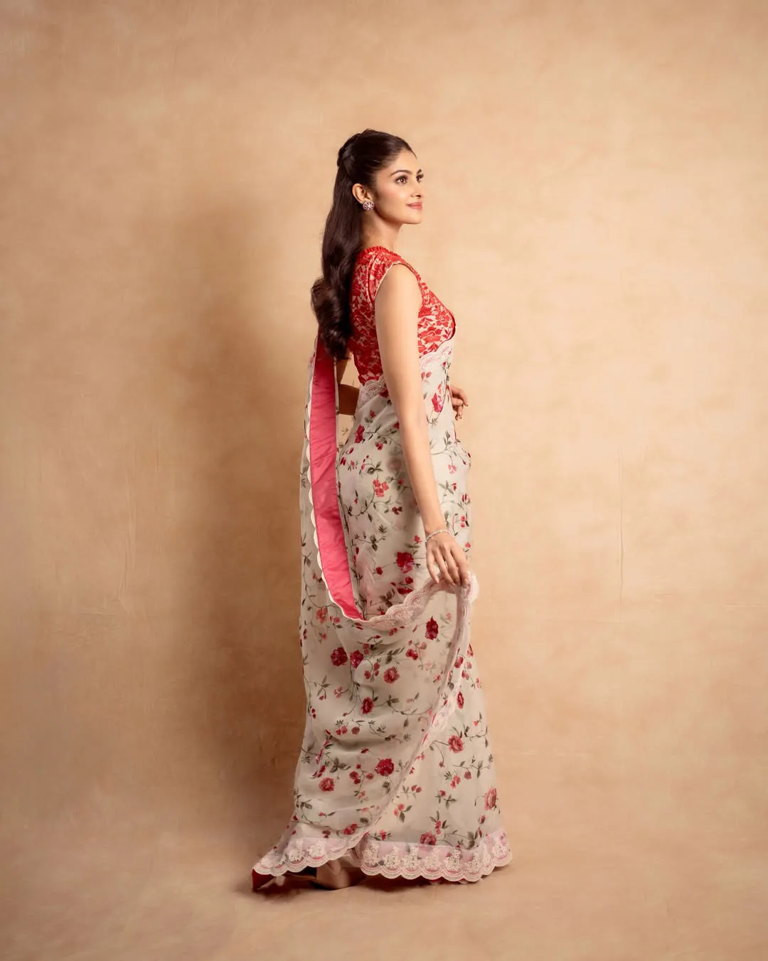 Former Miss India Manasa Varanasi Stunning Photos in a Saree Go Viral