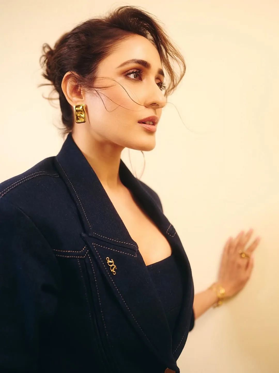 Glamour beauty Pragya jaiswal stunning look in black suit