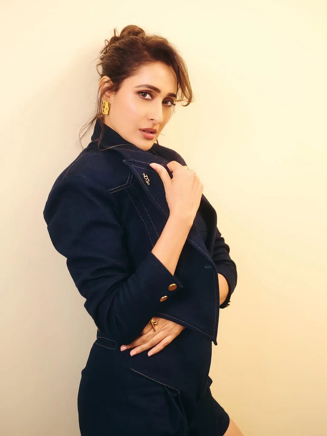 Glamour beauty Pragya jaiswal stunning look in black suit