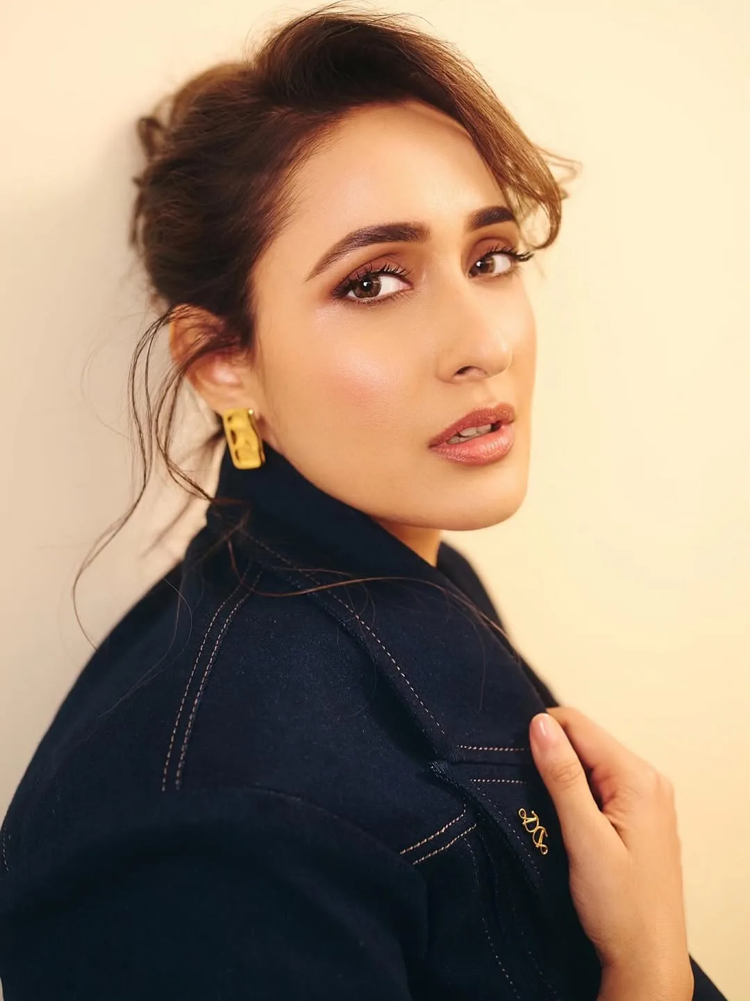Glamour beauty Pragya jaiswal stunning look in black suit