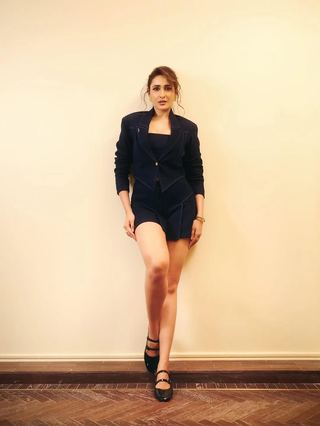 Glamour beauty Pragya jaiswal stunning look in black suit