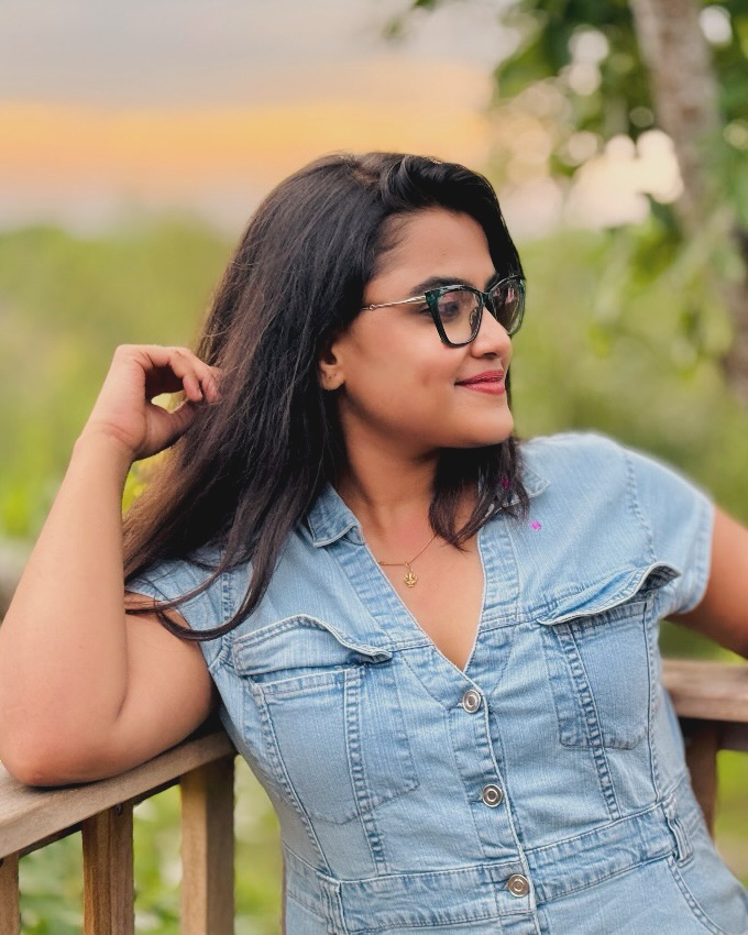 Hallallallo song Singer Rakshita Suresh stunning photos