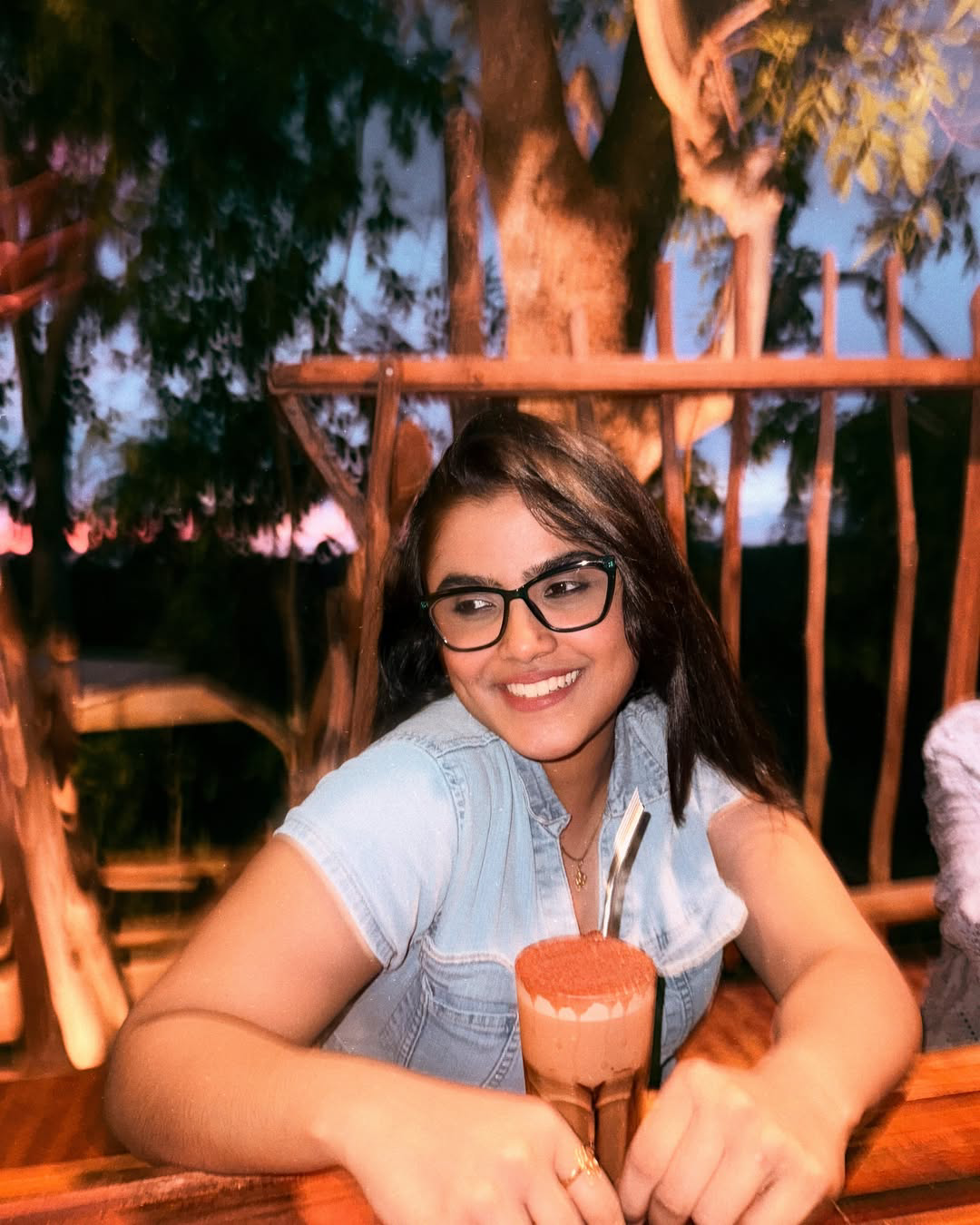 Hallallallo song Singer Rakshita Suresh stunning photos