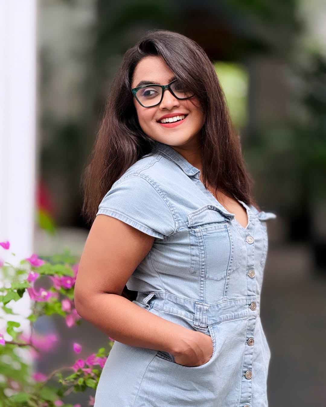 Hallallallo song Singer Rakshita Suresh stunning photos
