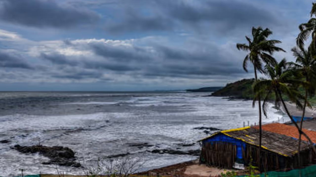 AP Rain Alert : దూసుకొస్తున్న అల్పపీడనం.. ఏపీలోని ఈ ప్రాంతాల్లో ఐదు రోజులు భారీ వర్షాలు.. ఈదురుగాలులు, పిడుగులు పడేచాన్స్.. హైఅలర్ట్ జారీ..