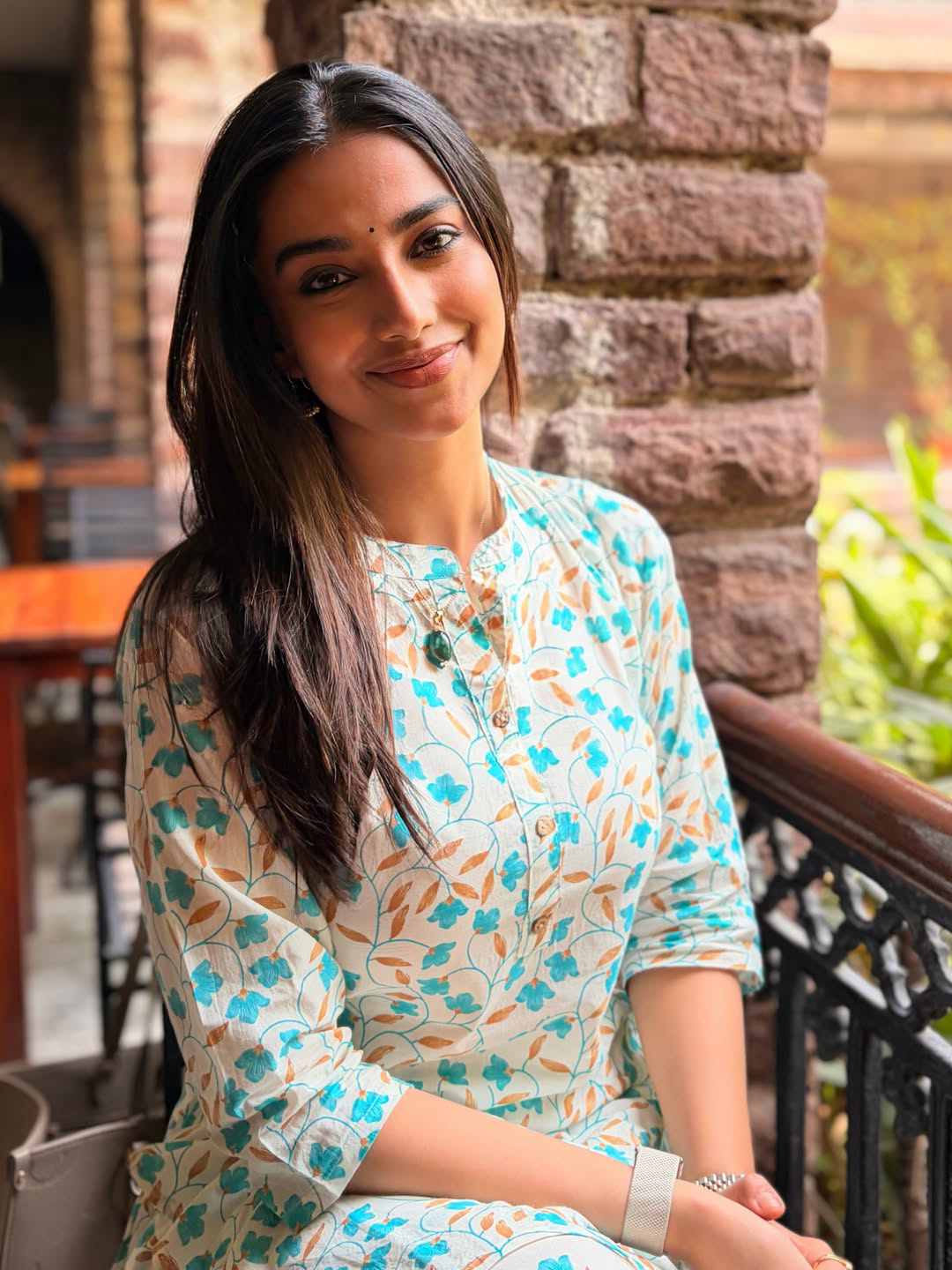 Heroine Meenakshi chaudhary latest photo gallery