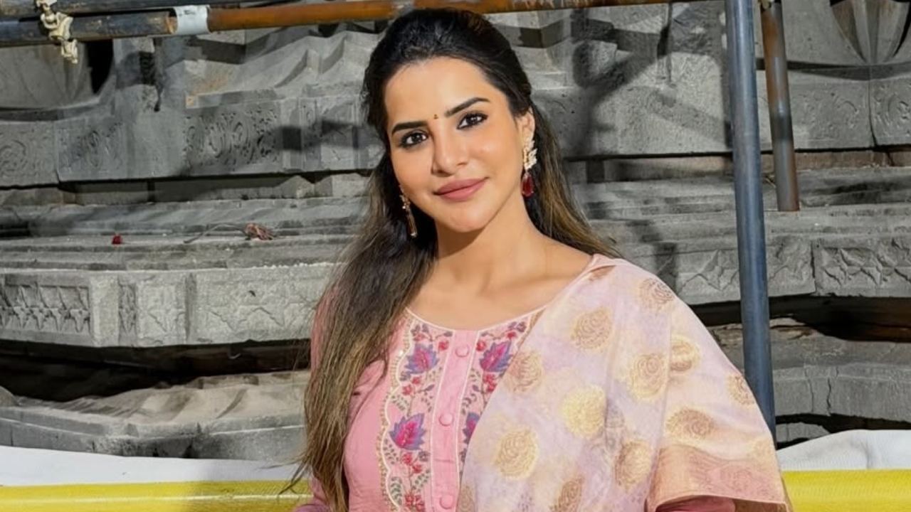 Ashu Reddy: నటి అషురెడ్డికి CCS పోలీసుల షాక్.. విచారణకు హాజరు కావాలంటూ నోటీసులు