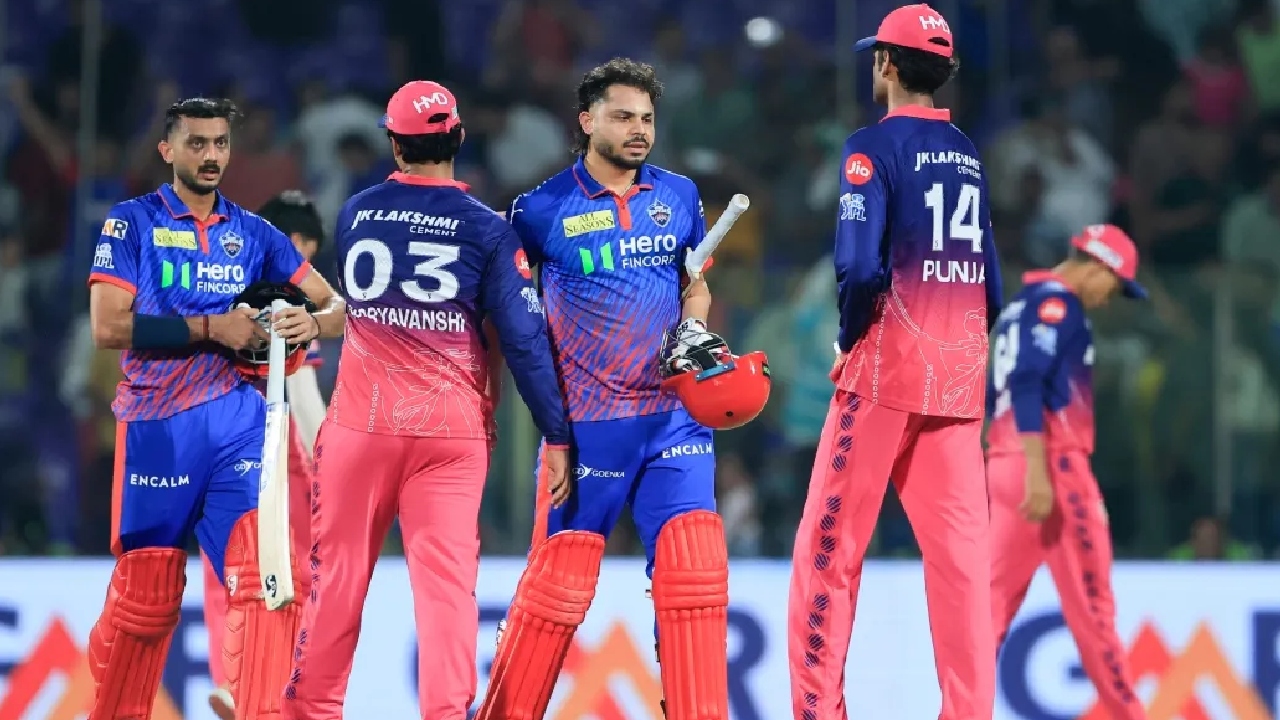IPL 2026 playoffs qualification scenarios : ఐపీఎల్ ప్లే ఆఫ్స్ స‌మీక‌ర‌ణాలు.. తొలి జ‌ట్టుగా అడుగుపెట్టిన ఆర్‌సీబీ.. మిగిలిన 3 స్థానాల కోసం 7 జ‌ట్ల మ‌ధ్య పోటీ.. ఏ జ‌ట్టు ఎన్ని మ్యాచ్‌లు గెలవాలంటే?