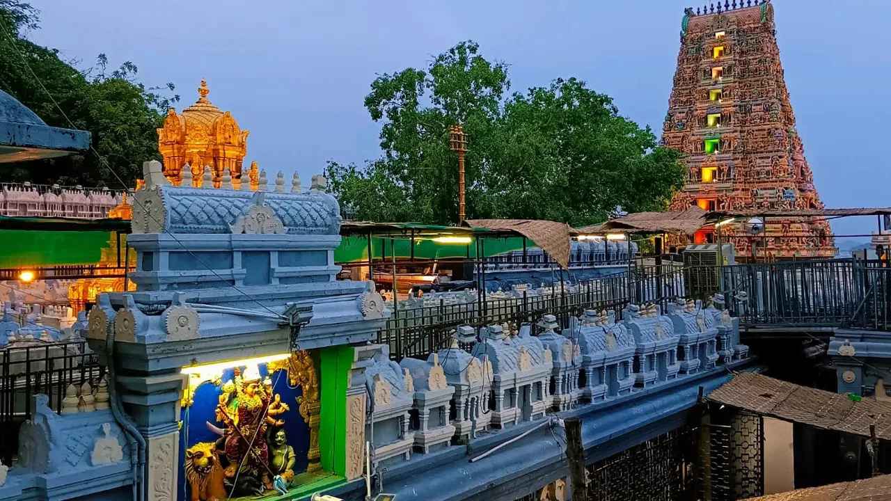 Indrakeeladri Ghat Road: దుర్గమ్మ భక్తులకు ముఖ్య గమనిక.. ఇంద్రకీలాద్రి ఘాట్ రోడ్డు మూసివేత..