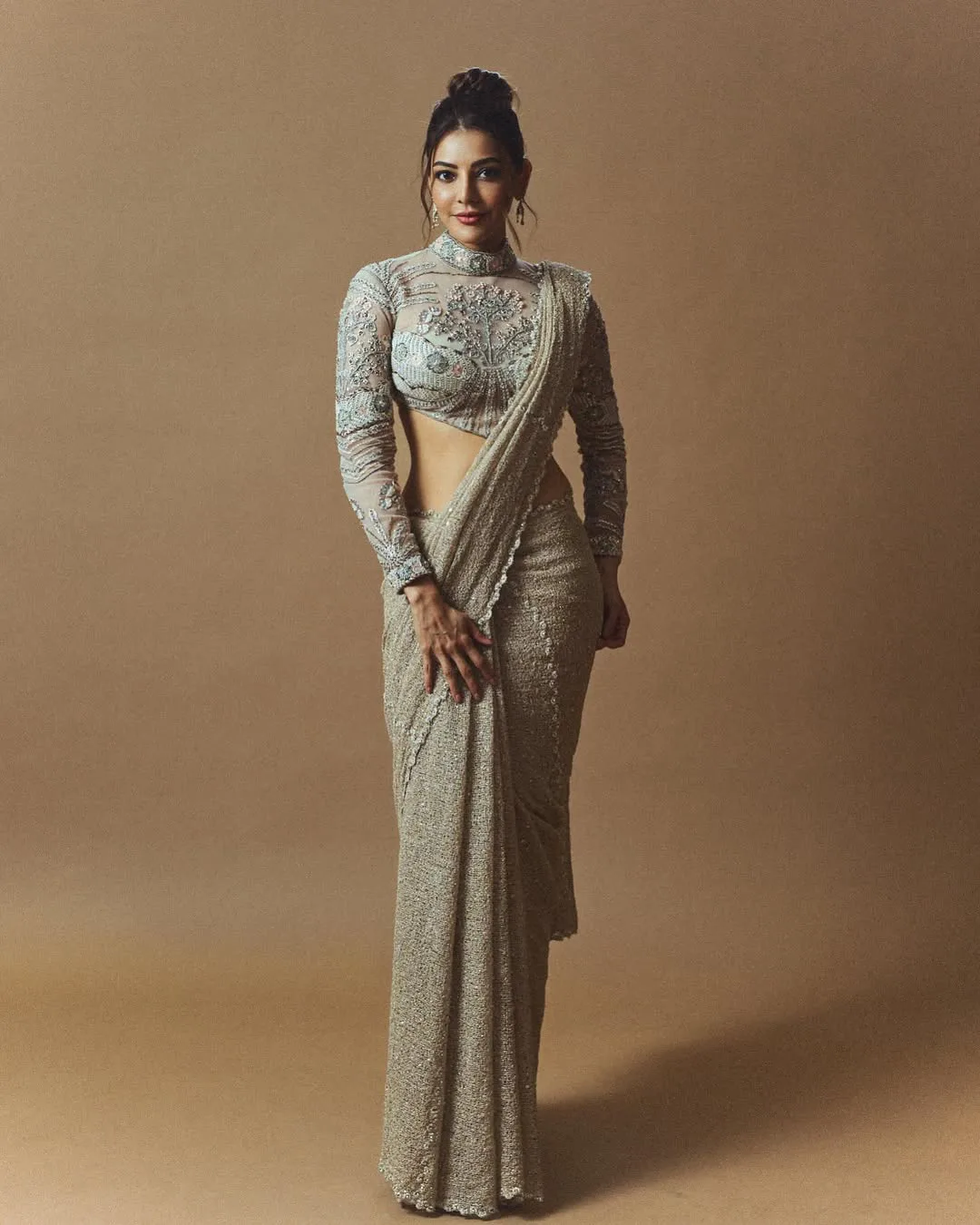 Kajal aggarwal sizzling looks in shining saree