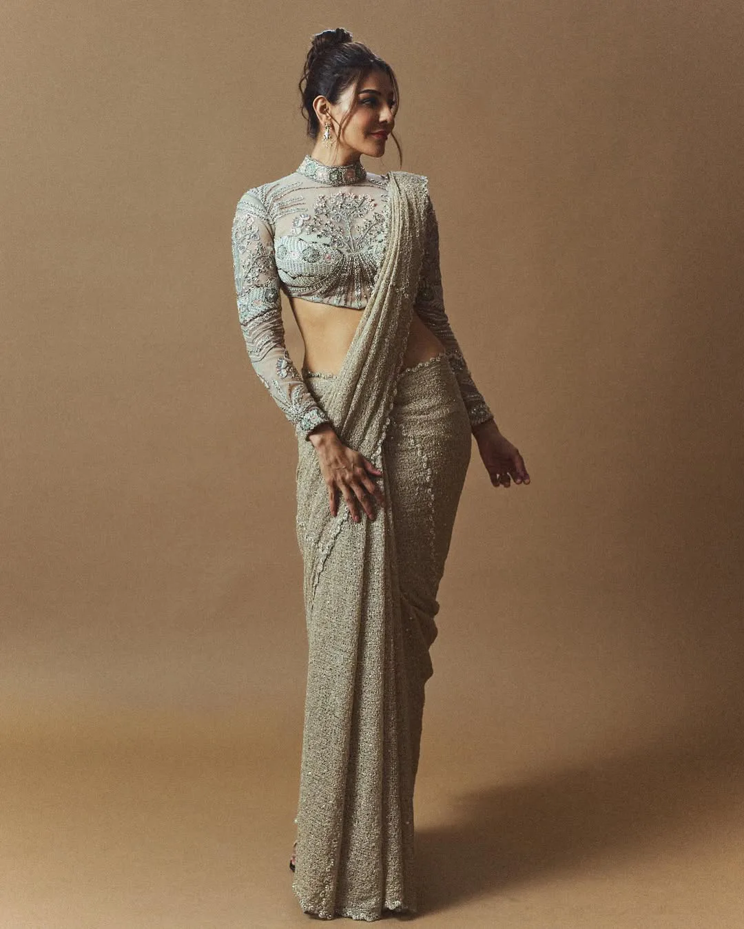 Kajal aggarwal sizzling looks in shining saree