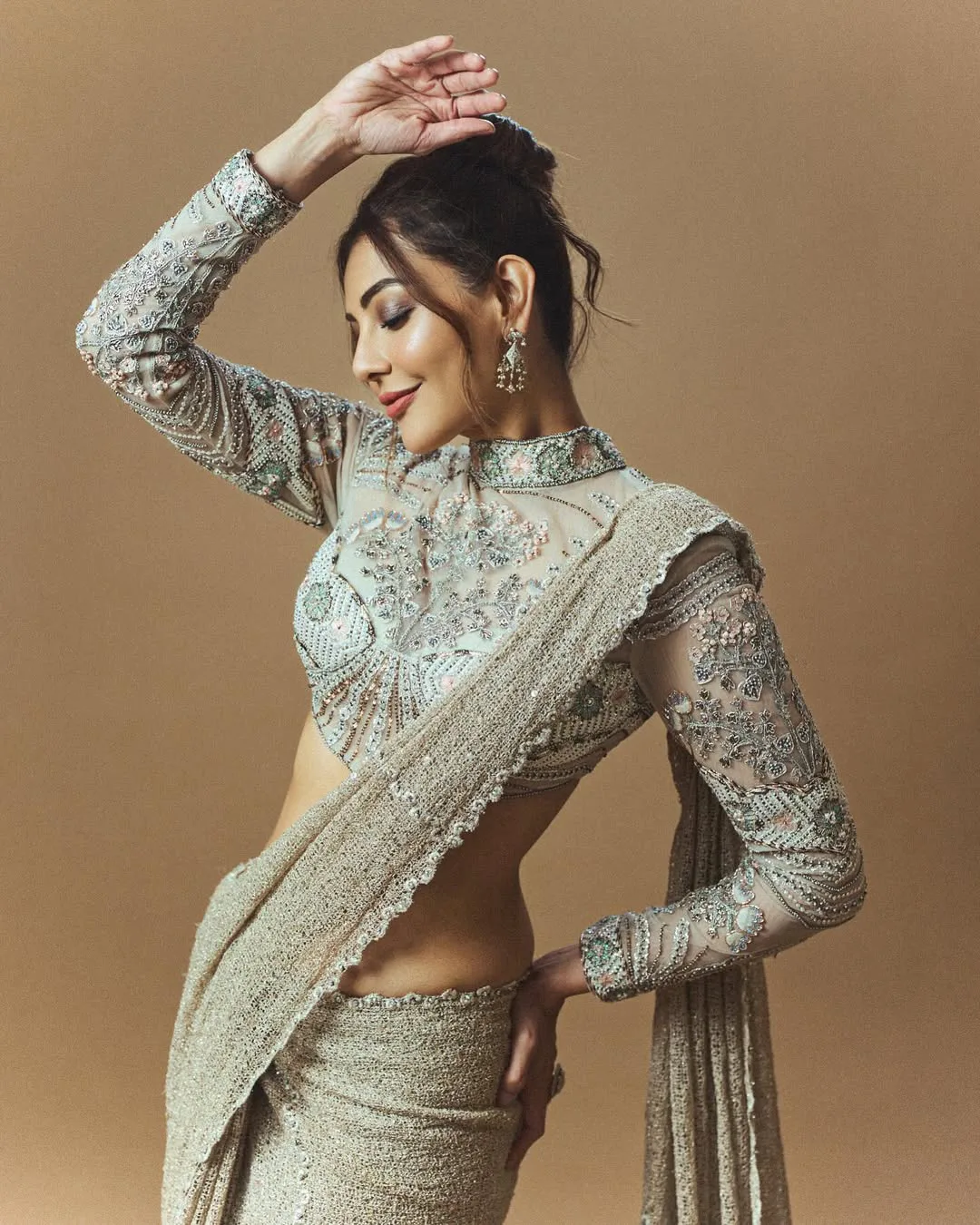 Kajal aggarwal sizzling looks in shining saree