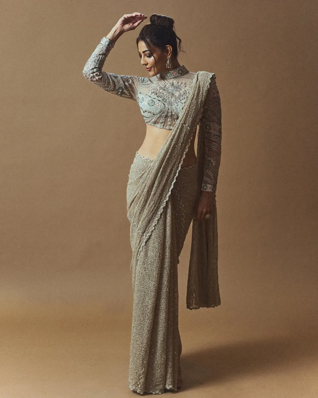 Kajal aggarwal sizzling looks in shining saree