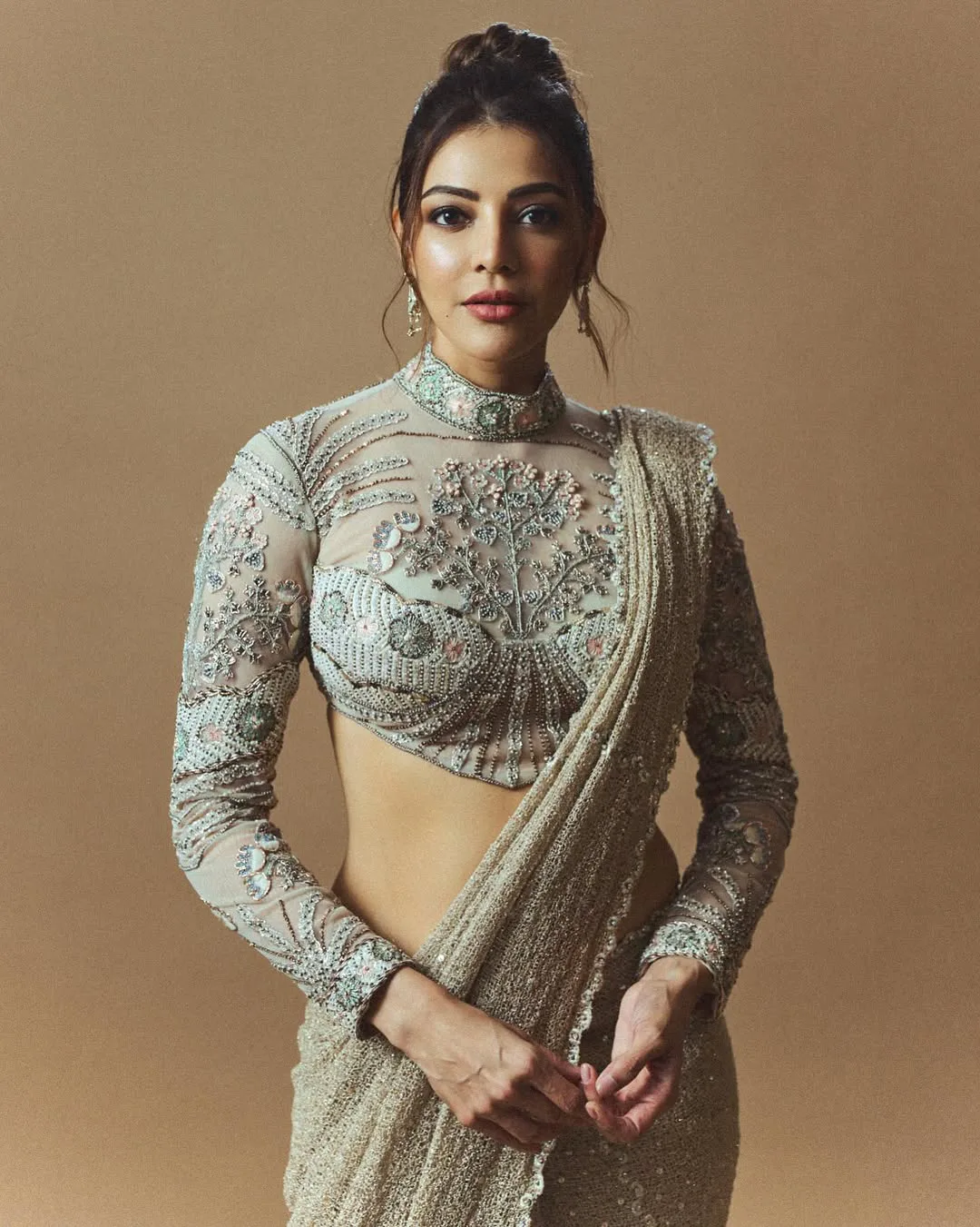 Kajal aggarwal sizzling looks in shining saree