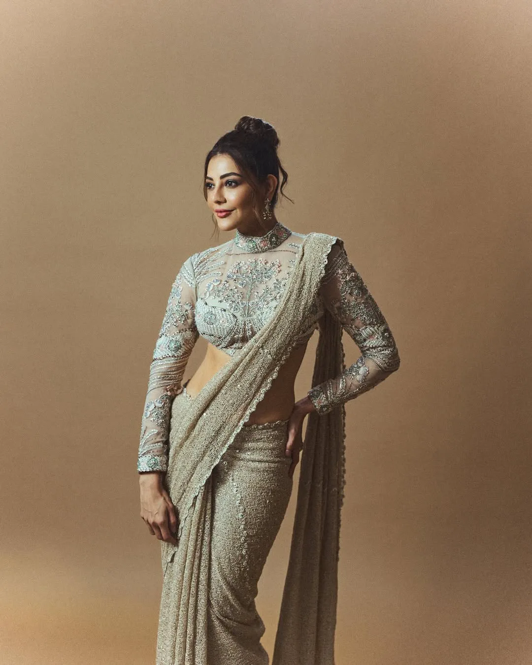 Kajal aggarwal sizzling looks in shining saree