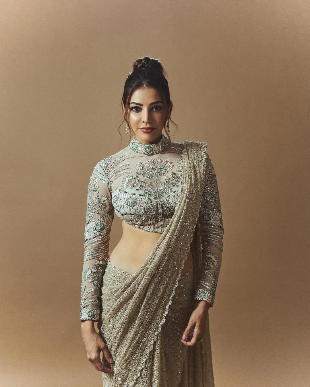 Kajal aggarwal sizzling looks in shining saree