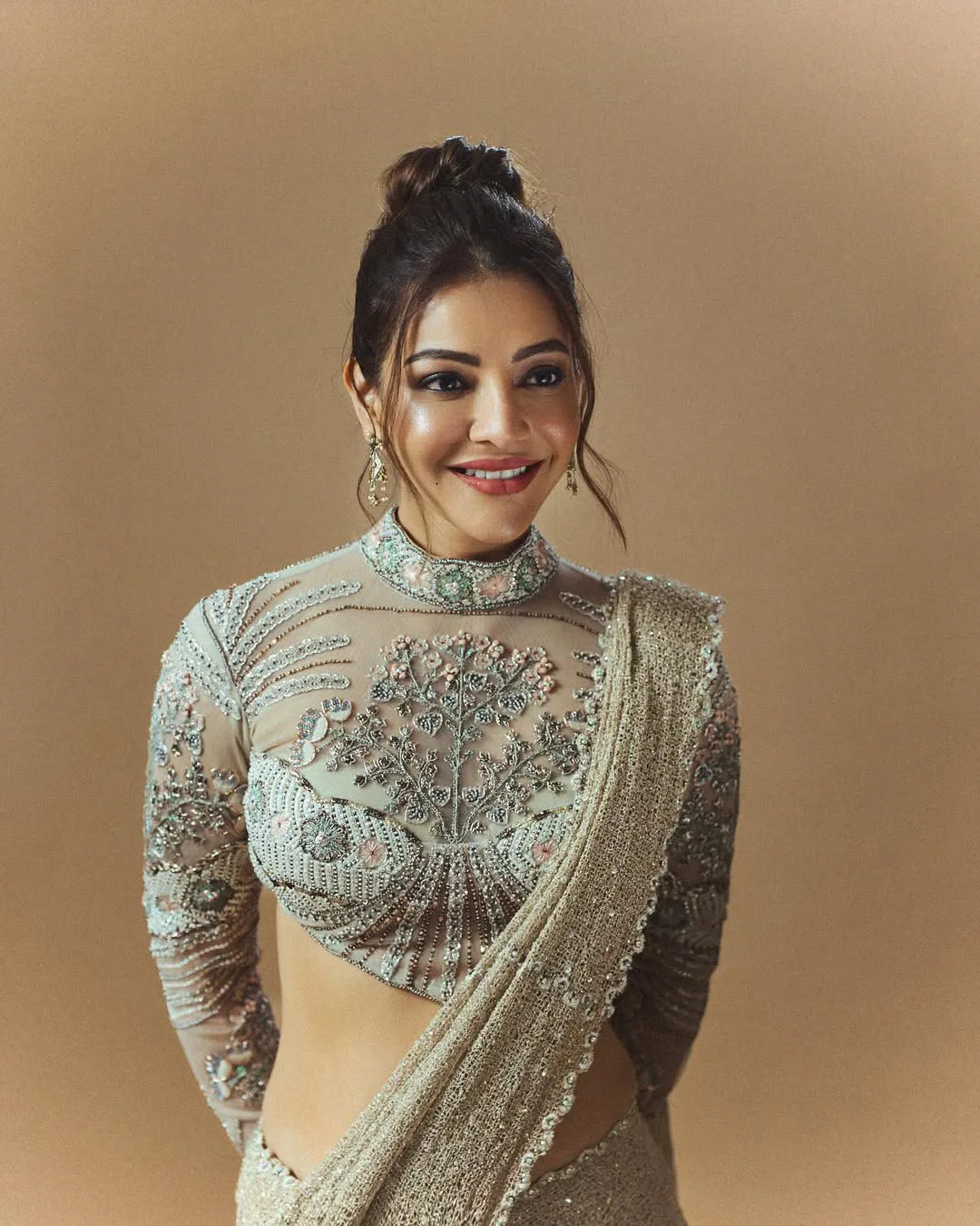 Kajal aggarwal sizzling looks in shining saree