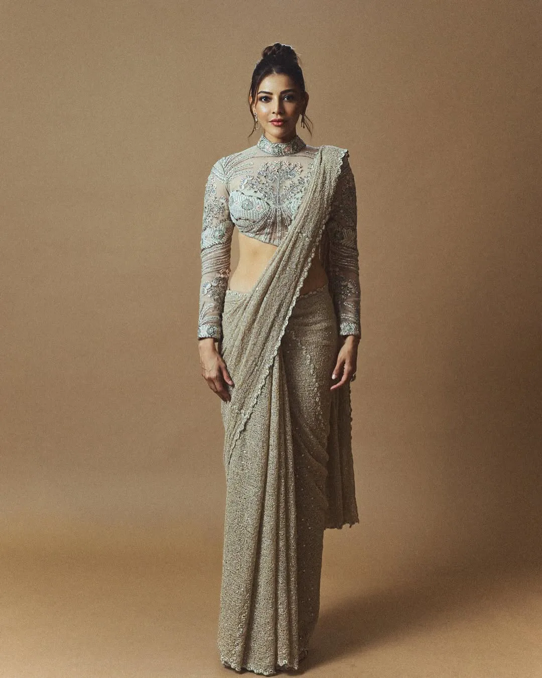 Kajal aggarwal sizzling looks in shining saree