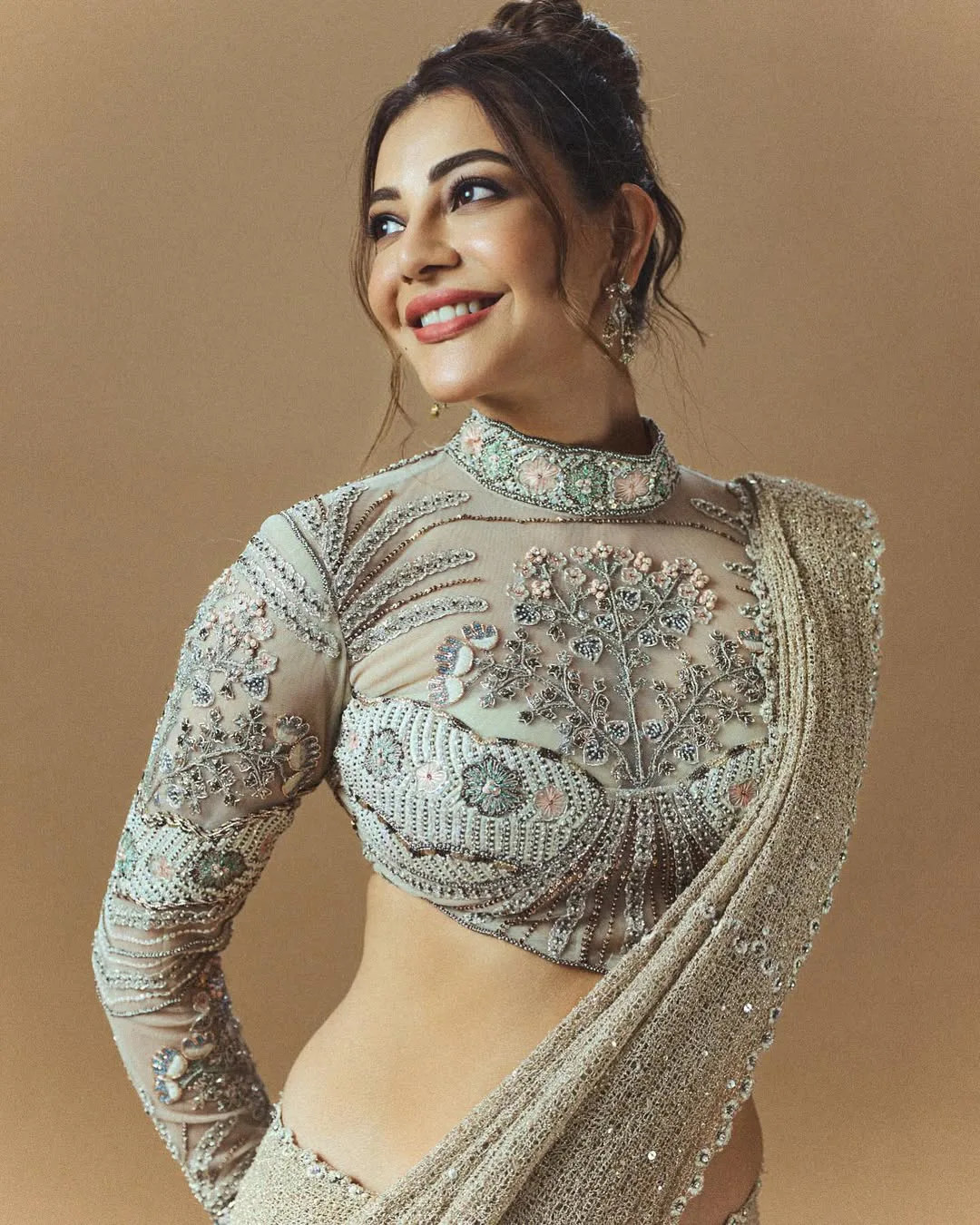 Kajal aggarwal sizzling looks in shining saree