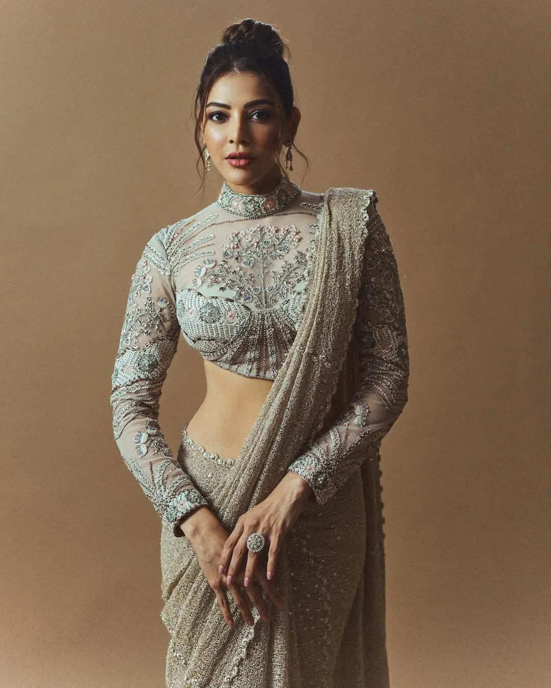 Kajal aggarwal sizzling looks in shining saree