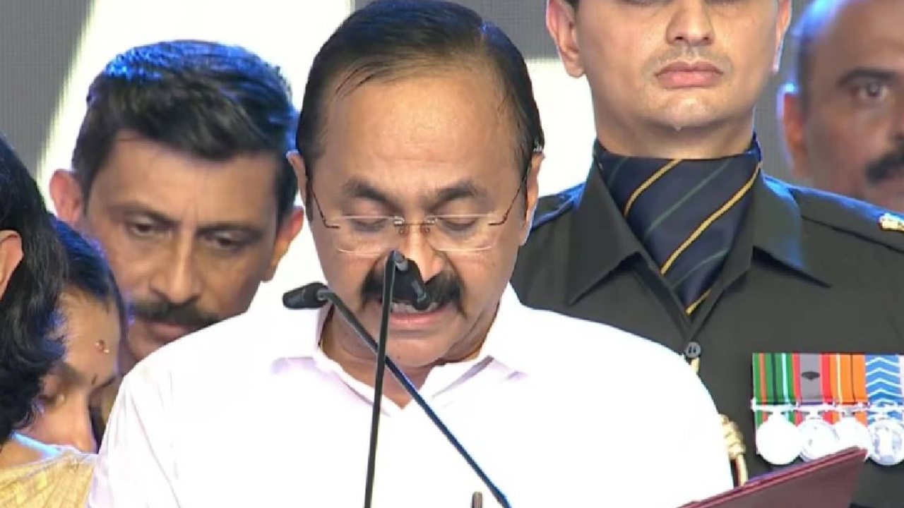 Kerala CM VD Satheesan : కేరళ సీఎంగా వీడి సతీషన్ ప్రమాణ స్వీకారం.. 20మంది మంత్రులు ప్రమాణం.. మాజీ సీఎం విజయన్‌తోపాటు ప్రముఖులు హాజరు..