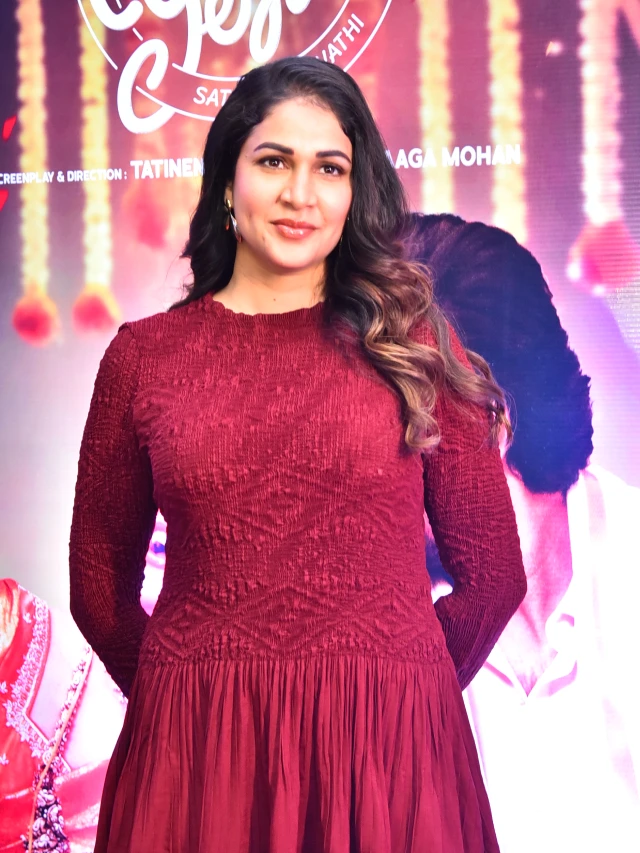 Lavanya Tripathi Cute Looks in Sathi leelavathi Promotions