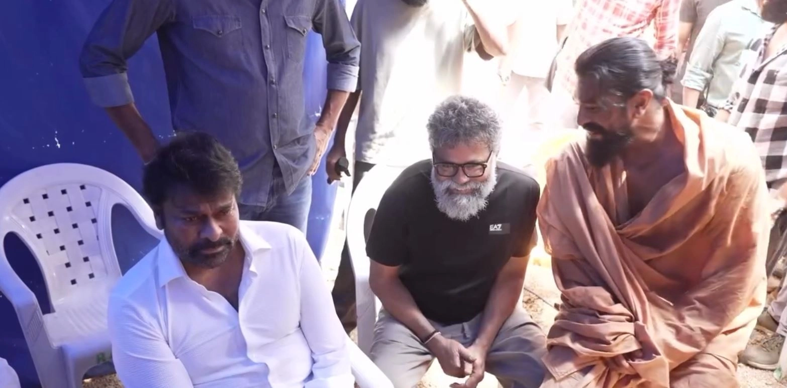 Megastar Chiranjeevi Visits Ram Charan Peddi Sets
