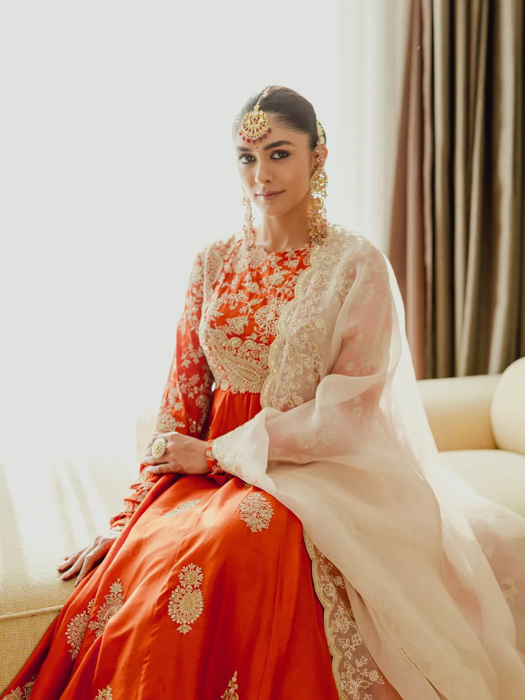 Mrunal thakur stunning looks in traditional wear