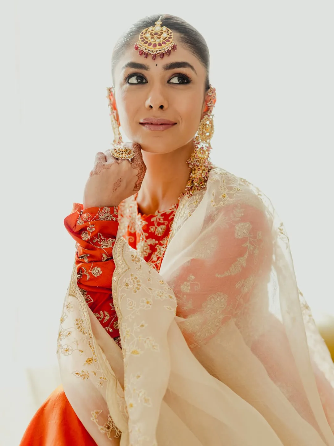 Mrunal thakur stunning looks in traditional wear