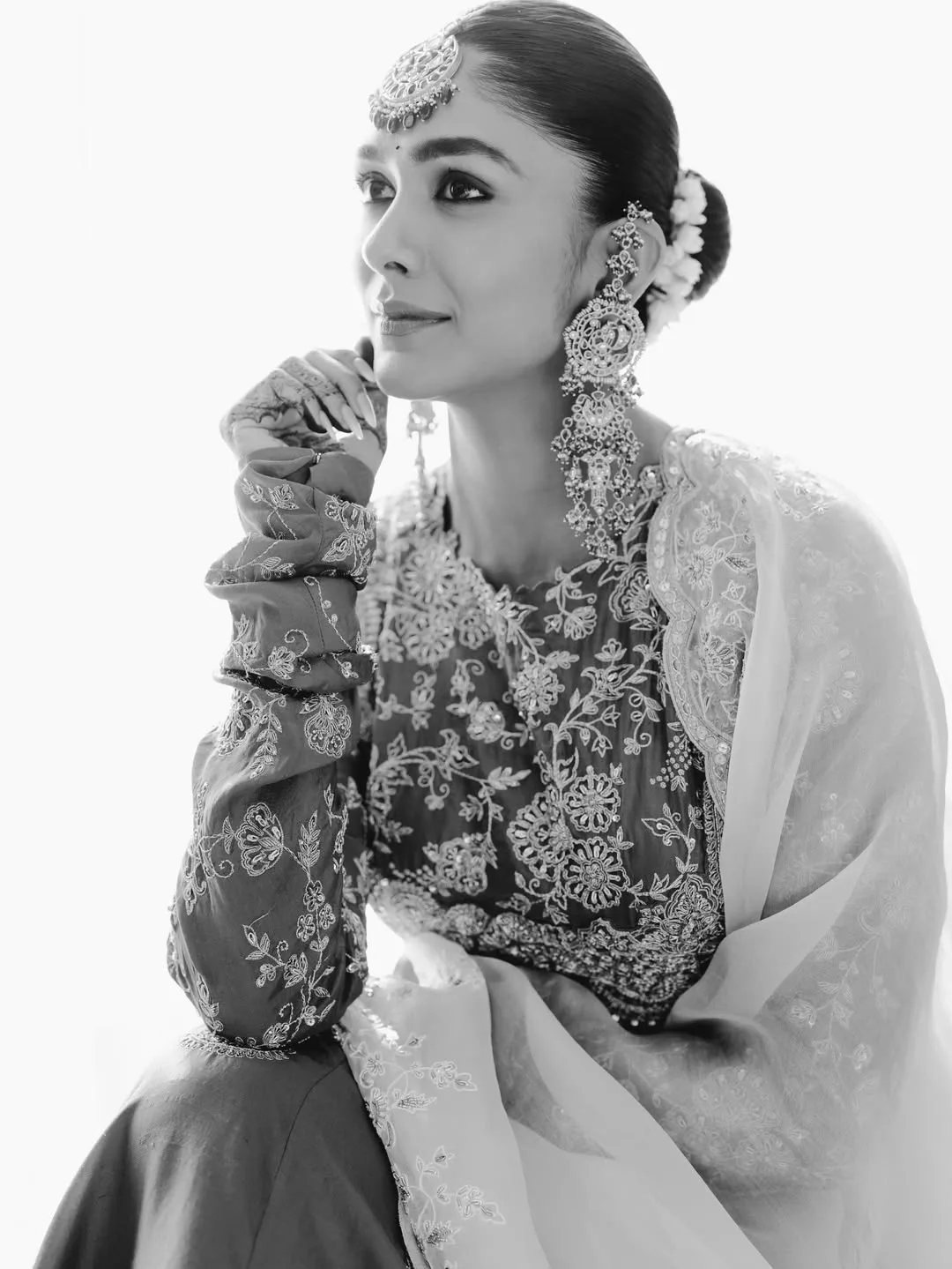 Mrunal thakur stunning looks in traditional wear