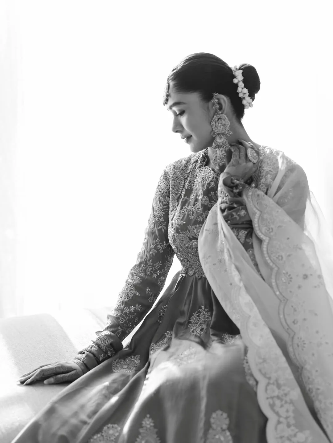 Mrunal thakur stunning looks in traditional wear
