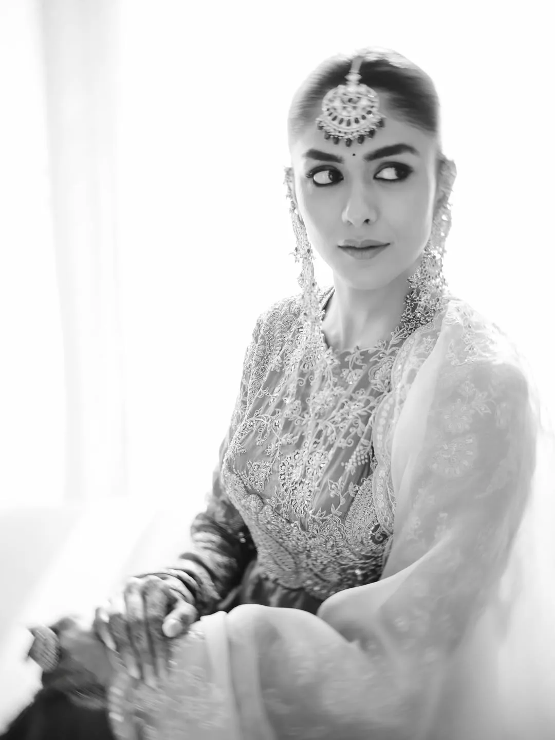 Mrunal thakur stunning looks in traditional wear