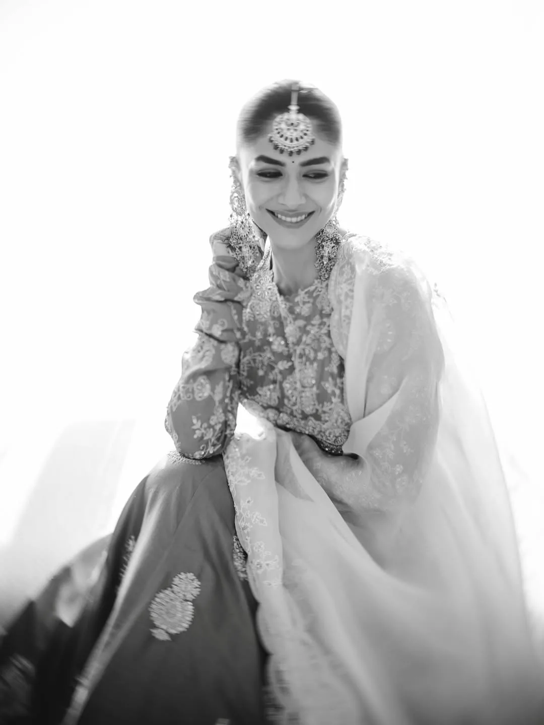 Mrunal thakur stunning looks in traditional wear