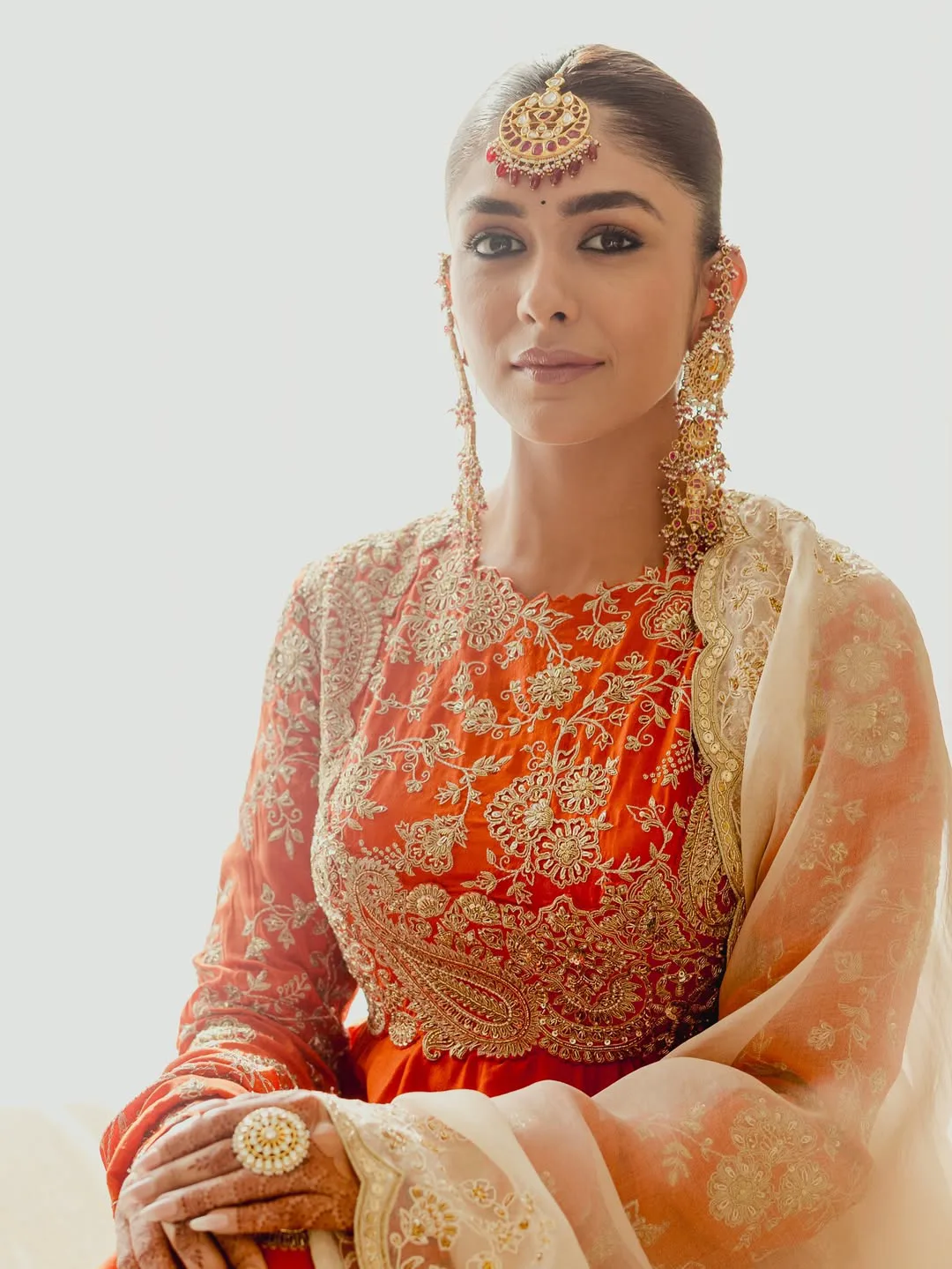 Mrunal thakur stunning looks in traditional wear